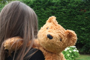 meisje, kwetsbaar, kind, alleen, maatje, jeugd, jeugdzorg, jeugdhulp aandacht, troost, kindermishandeling,