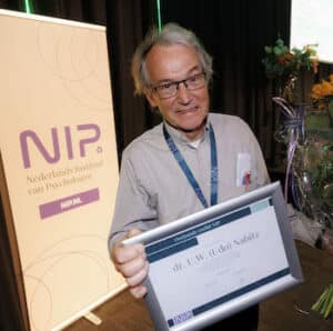 foto van udo nabitxz met certificaat van erelidmaatschap in handen