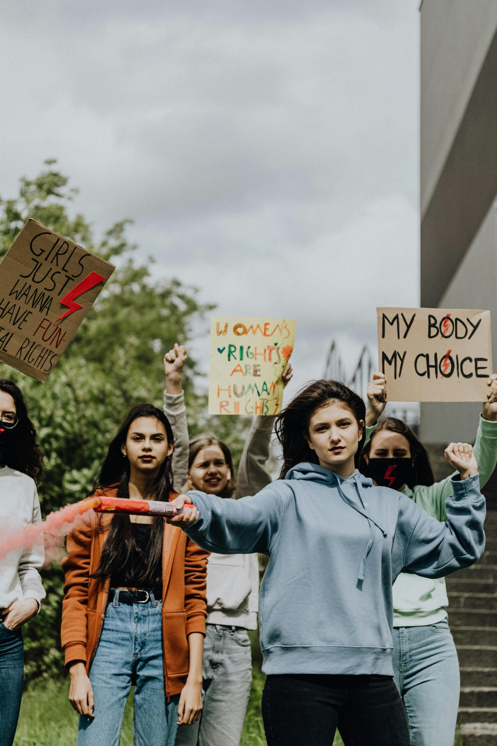 foto van groep demonstranten, jonge vrouwen met spandoeken