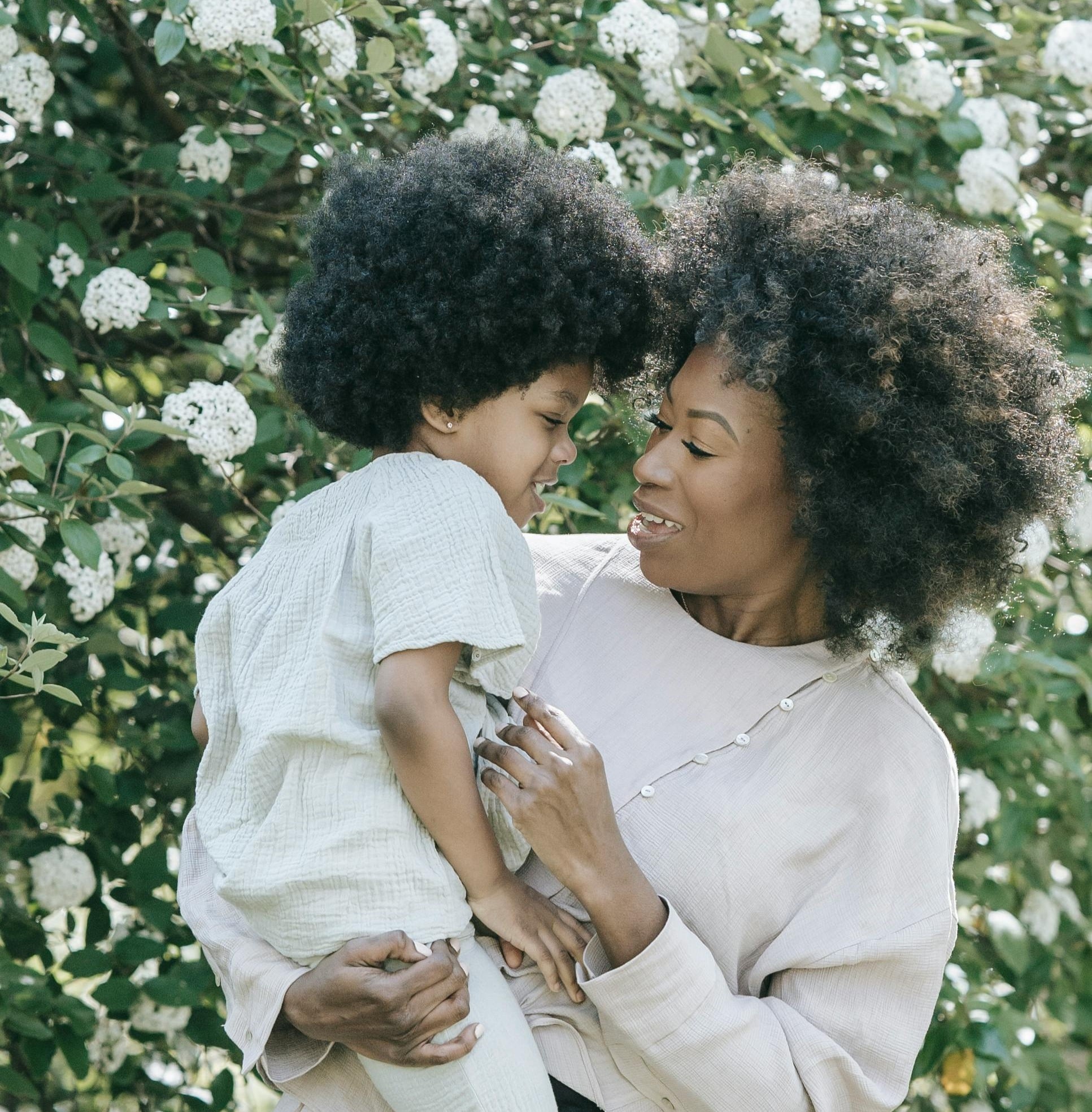 moeder zoon vasthouden contact