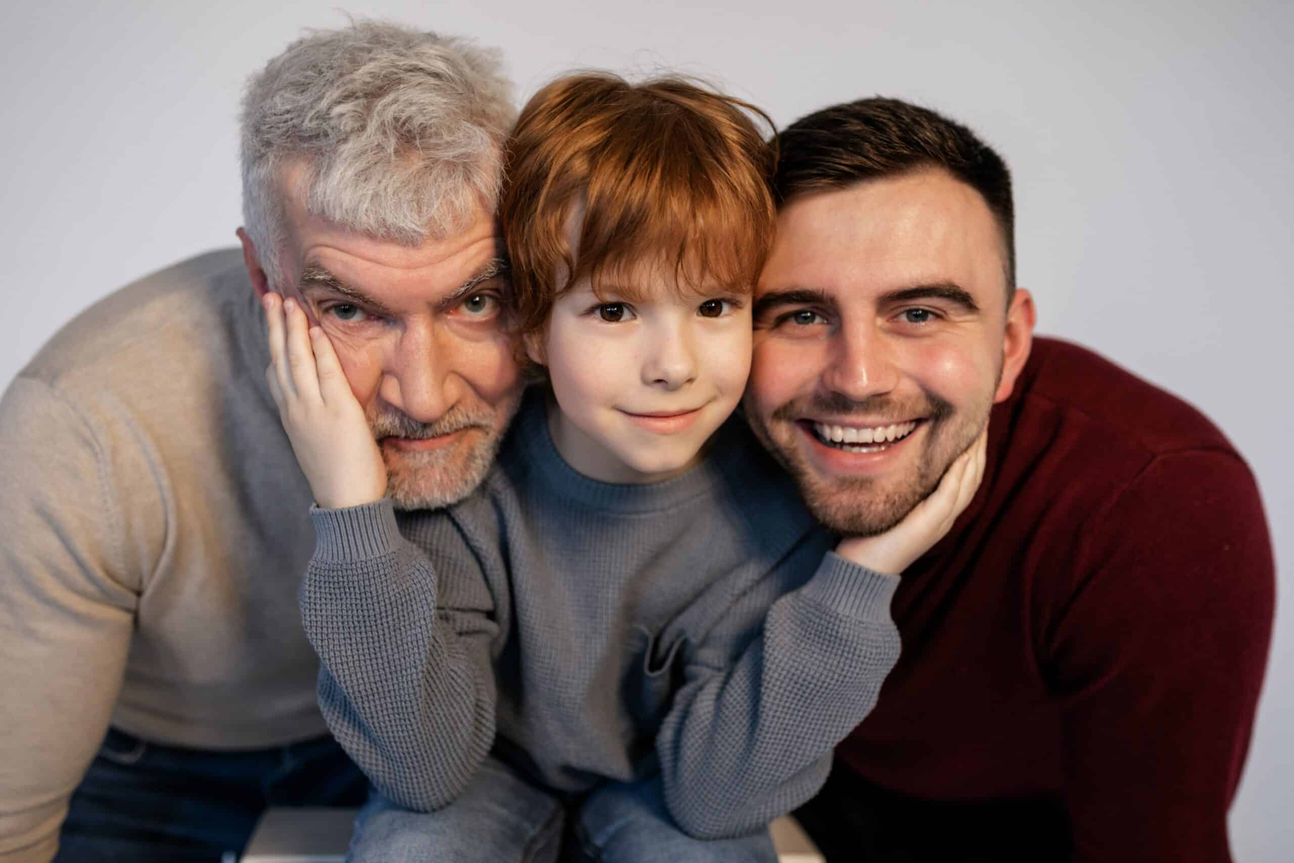 twee mannen guy couple met kind