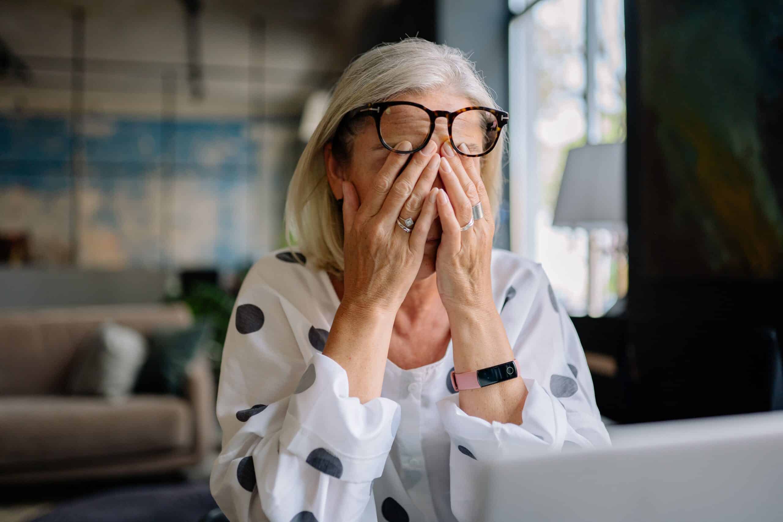 Vrouw overwerkt stress bureau werk